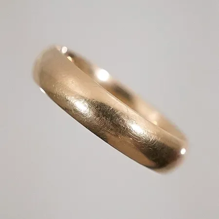 Slät ring med gravyr Stl 19½ bredd 5mm 18k 6,2g Vikt: 6,2 g