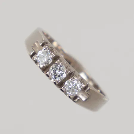 Ring med 3 diamanter 0,28ctv enligt gravyr, stl 16½, bredd 2,5-4,3mm, Bengt Hallberg Guldsmeds år 2001, vitguld 18K  Vikt: 2,8 g