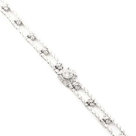 Armband m diamanter 1 x ca 0,30ct uppskattningsvis W SI samt massa små diamanter, 17,5cm, bredd 8,5mm, PT Platina Vikt: 13,3 g