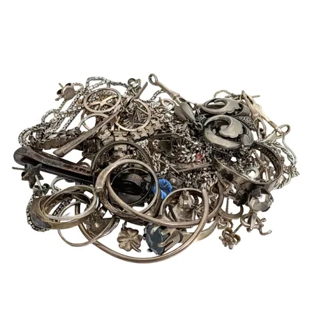 Diverse silversmycken eller delar därav, 830-925/1000, bruksmärken, ojämnheter, defekter, enstaka stenar  Vikt: 106 g