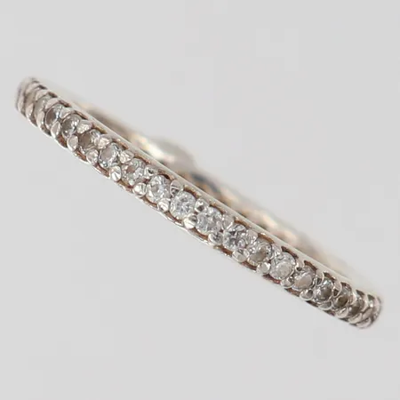 Ring med vita stenar, stl 16, bredd ca 1,8mm, 925/1000 silver  Vikt: 1,3 g