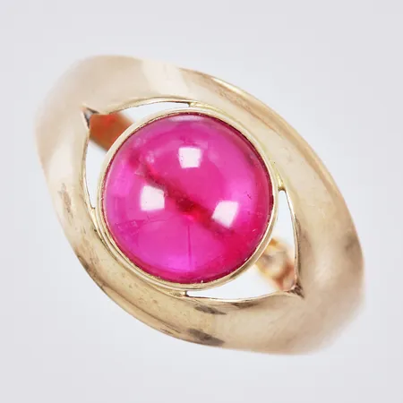 Ring med röd sten stl: ca 17¼ bredd: ca 2-12mm ALTON år 1967 18K bruttovikt Vikt: 2,3 g