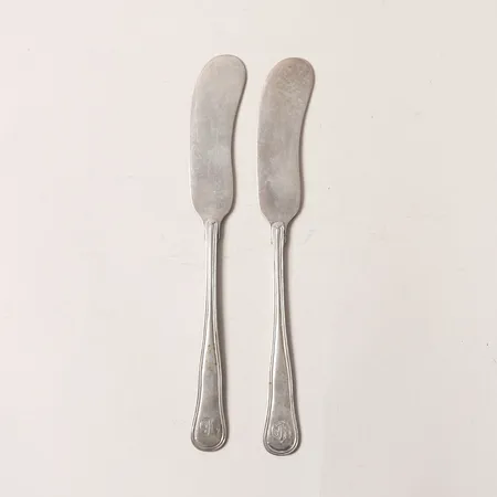 Två Smörknivar, längd: 15,5cm, monogram, brittiska stämplar samt svenska kontrollstämplar, 925/1000 silver. Vikt: 55,7 g
