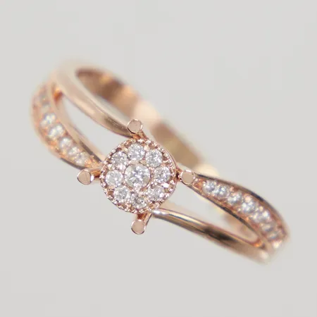 Ring med diamanter 23x ca 0,01ct, stl 18½, bredd 2,2-6mm, 18K Vikt: 3,7 g