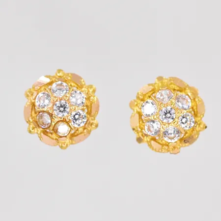 Ett par örhängen, Ø 9mm, vita stenar, ostämplade, 14K Vikt: 1,1 g