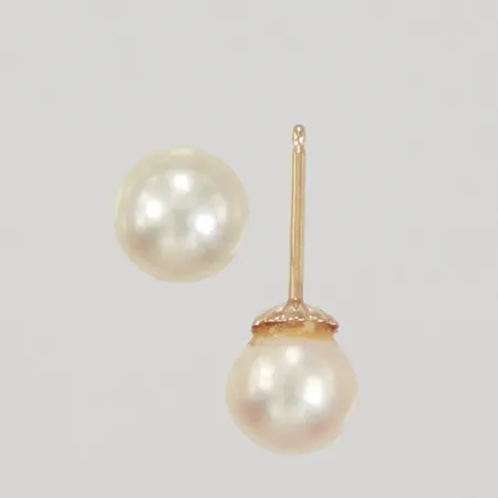 Ett par örhängen med odlade pärlor Ø6,8mm, stift, stopp saknas, 14K,  Vikt: 1,1 g