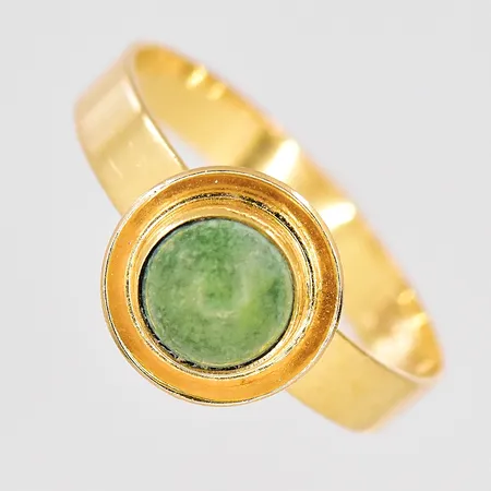 Ring med grön sten, stl 17, ovandel Ø 9,2mm, 18K Vikt: 2,1 g