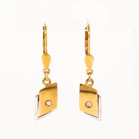 Hängande örhängen i 18K guld. De är 32 mm långa, 7 mm breda och väger 2,7g. Krok med fällögla.