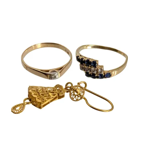 Diverse guldsmycken, 2 ringar, 18K, 3,6g, enkelt örhänge, 21K, 1,3g