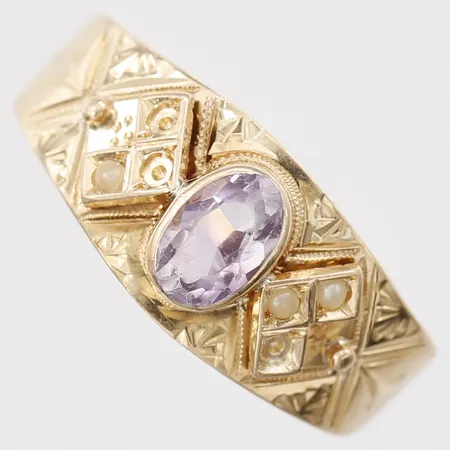 Ring med violett sten och fröpärlor, stl: 17¼, bredd: 4-8mm, saknar pärlor, 18K guld Vikt: 1,7 g