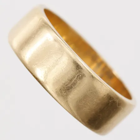 Ring slät, stl: 18½, bredd: 7mm, Guldvaruaktiebolaget G. Dahlgren & Co AB, Malmö 1967, gravyr, 18K guld Vikt: 8,1 g