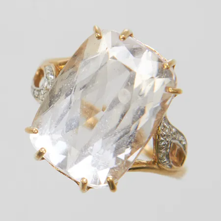 Ring med en spodumen 15,94x11,98mm samt diamanter 10 x ca.0,003ct, 8/8-slipade, Ø17½, bredd: 1,3-16,5mm, engelska stämplar, 9K Vikt: 5,3 g