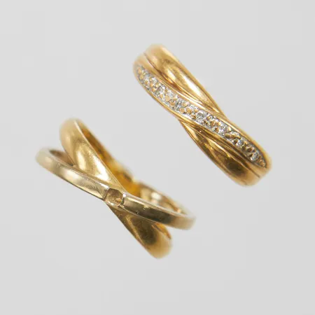 2 Ringar varav en med diamanter 7 x ca.0,008ct, en ring saknar mittsten, skeva, 18K Vikt: 5,3 g