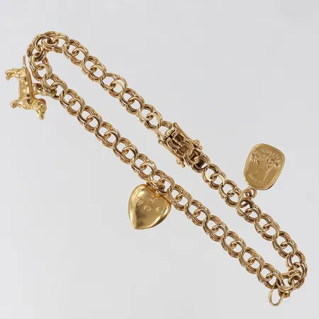 Armband Bismarck med tre berlocker, längd 20cm, bredd 5,5mm, ett hänge saknas, ögla kvar, 18K.  Vikt: 13 g