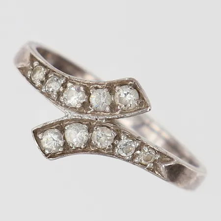 Ring med vita stenar, stl: 18, bredd 2-10mm, Silver 925/1000.  Vikt: 2 g