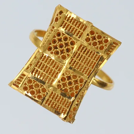 Ring med genombruten dekor, stl: 14-19, bredd 1,6-19mm, justerbar storlek, bucklig/skev, 21K. Vikt: 3 g