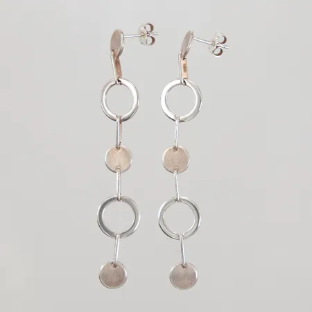 Ett par örhängen längd 72mm, bredd 7,8-12,1mm, stift, 925/1000 silver,  Vikt: 7,3 g