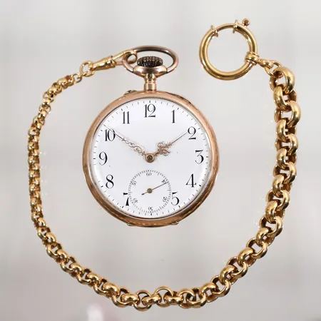 Fickur med graverad innerboett Ø47.70mm 14k 70,7g med fickurslänk längd 28cm. bredd 6,4-10.2mm 18k 30,7g. Fickuret fungerar