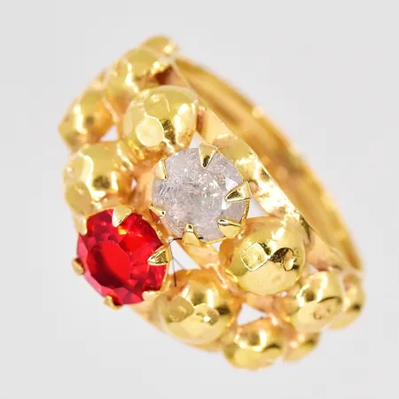 Ring med röd och vit sten, stl 17¾, bredd ovandel 14,7mm, smånagg röd sten, 21K  Vikt: 5,4 g