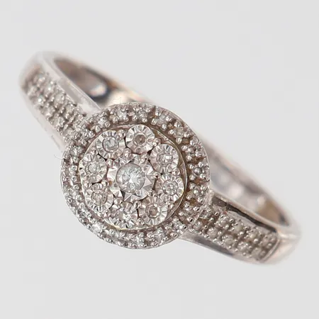 Ring med diamanter ca 39 x 0,0025ct + 9 0,005-0,02ct, stl 19, bredd ca 2-9mm, vitguld, Guldfynd, 18K Vikt: 2,6 g