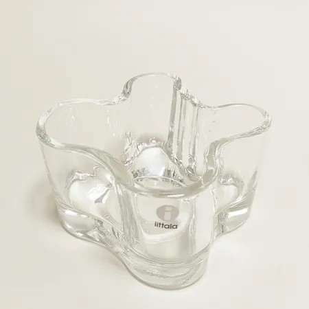 Ljuslykta Savoy, Alvar Aalto för Iittala, höjd: ca.5,5cm, bredd: ca.8-10cm, klarglas, etikettmärkt, stearinrester