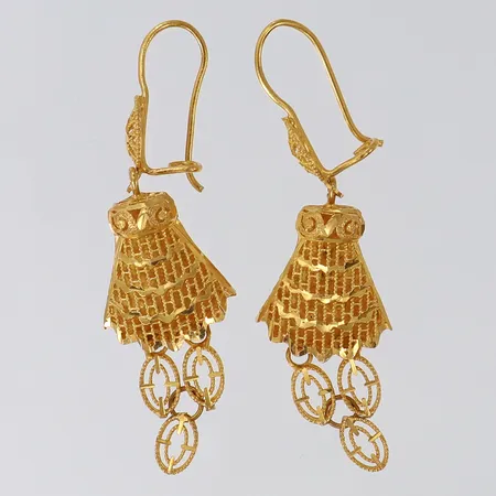 Ett par örhängen med genombruten dekor, 54x15mm, 21K. Vikt: 2,2 g