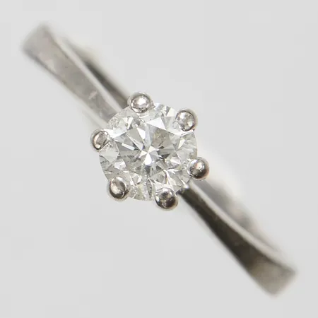 Enstensring med diamant 1 x ca.0,49ct, ca.W(H)/P, Ø17-, bredd: 2,2-6,2mm, ograverad, repig skena, behov av omrodiering, vitguld, 18K Vikt: 3,5 g