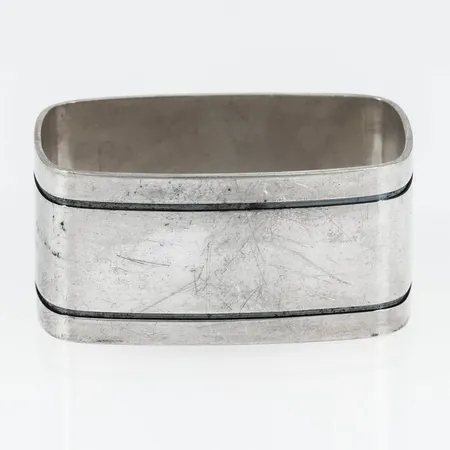 Servettring i silver (830/1000). Mått 44 x 26 mm. Vikt: 24,6g. Stämplad T9 (1969), K&EC (Ceson Guldvaru AB, Göteborg), S och kattfot. Repor.