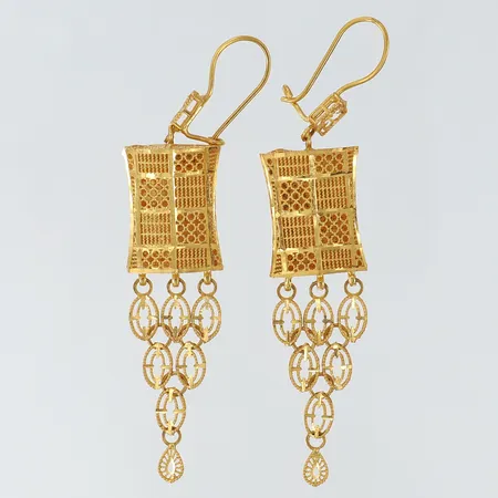 Ett par örhängen med genombruten dekor, 70x15mm, 21K. Vikt: 8,2 g