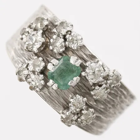 Ring med smaragd samt gammalslipade diamanter 13 x ca 0,02ct 2 x ca 0,05ct, stl:15¼, WA Bolin, Stockholm år 1971, flertal diamanter samt smaragd skadad, slitna klor. 18K vitguld Vikt: 14,7 g