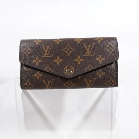 Louis Vuitton plånbok modell: Sarah Längd:19cm Bredd: 10.5cm Djup: 2.5cm. Lätt bruksslitage. Inge kvitto eller annat tillbehör