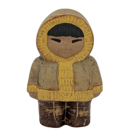 Figurin "Nord" Lisa Larson, Gustavsberg, stengods, ur serien "All världens barn", höjd 12 cm, signerad/märkt i botten, skick utan anmärkning, vikt omkring 174 gram Skickas med paket.