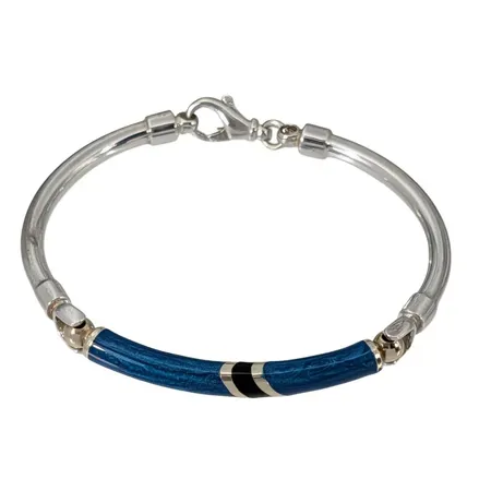 Armring, silver 925/1000, förgyllda detaljer, blå & svart emalj, öppningsbar, inre mått 18,5 cm, bredd 4-7,5 mm, felfri emalj, fint skick  Vikt: 12,4 g