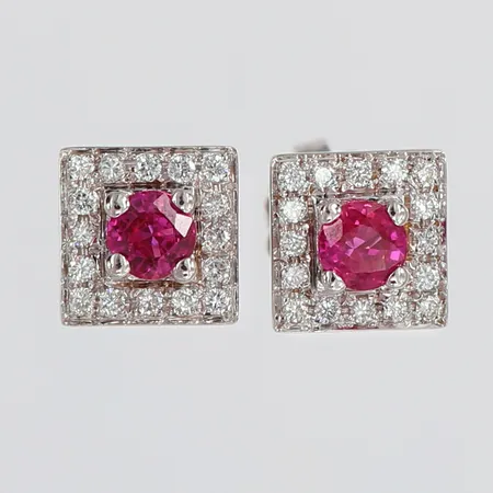 Ett par örhängen med diamanter 32 x ca 0,01ct, samt rubiner, ca 8x8mm, vitguld, 18K Vikt: 5,5 g