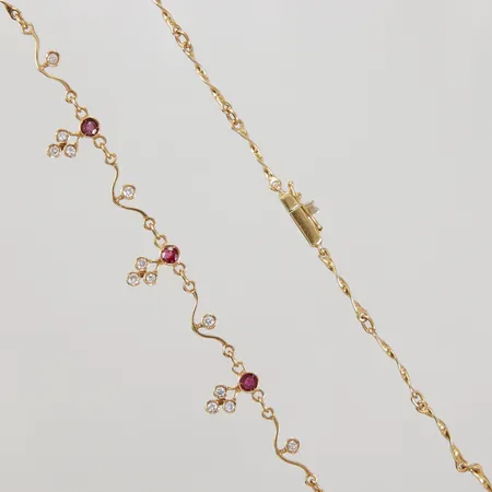 Collier med röda stenar och diamanter ca 13x0,02ct, 41cm, bredd 1,5-11,5mm, nagg, 18K,  Vikt: 10,6 g