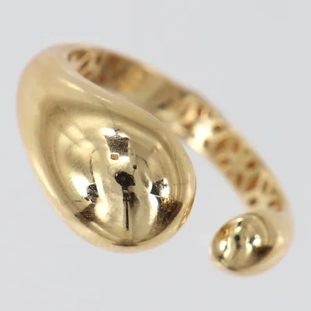 Ring, stl: 16, bredd 2,8-8,5mm, skev, ihålig, 18K. Vikt: 2,1 g