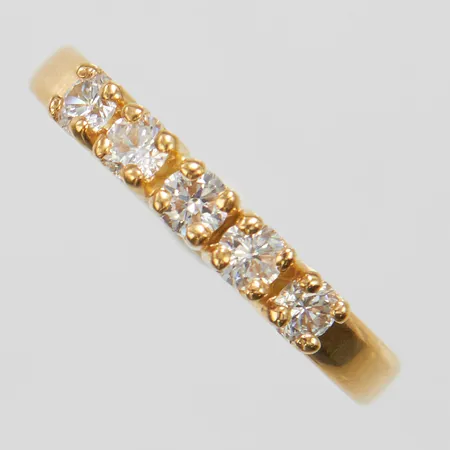 Ring med vita stenar, stl19, bredd 2,5-3mm, GHA, 18K, bruttovikt 1,1g Vikt: 1,1 g