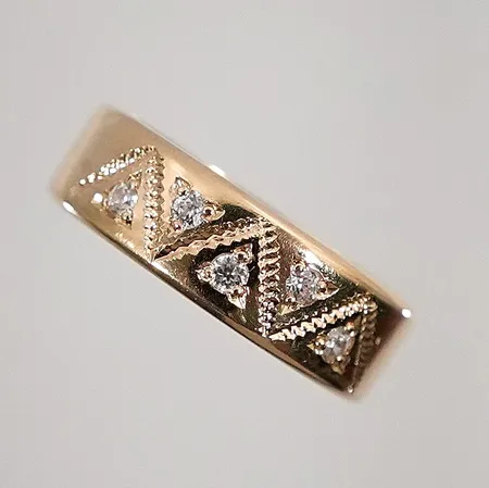 Ring med vita stenar stl 17¼ bredd 5,8mm med gravyr 18k 4,5g 