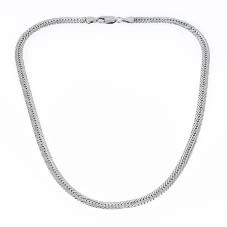 Colliér manglad pansar i silver (925/1000). Det är 43 cm långt, 5 mm brett och väger 20,1g. Karbinhake. Vissa ojämnheter i länken.