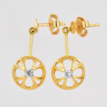 Ett par örhängen, längd 23mm, vita stenar, 18K Vikt: 2,6 g