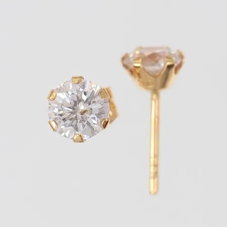 Ett par örhängen med vita stenar, Ø5mm, en snurrebuss saknas, 18K Vikt: 0,8 g