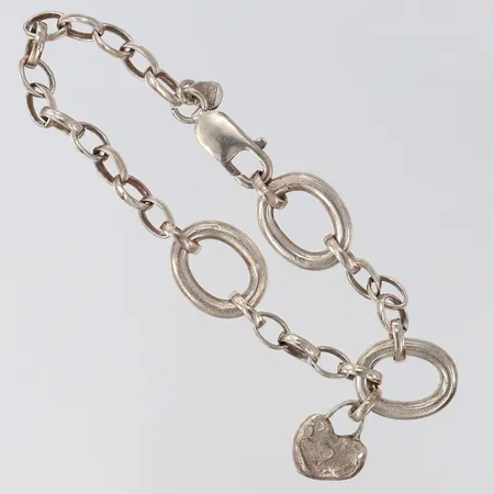 Armband med berlock, längd 19cm, bredd 5-13,5mm, bucklig, Silver 925/1000.  Vikt: 18,2 g