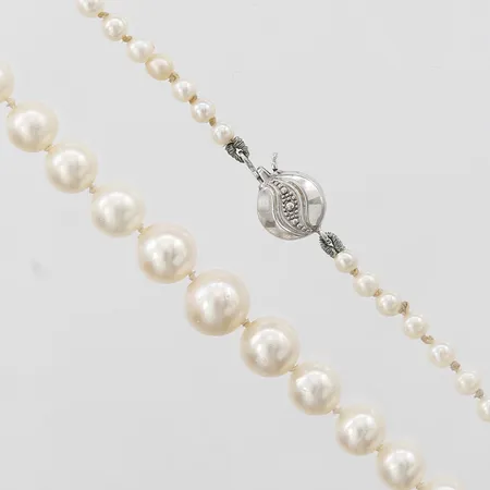 Pärlcollier med odlade Akoya saltvattenpärlor, doserad, längd: 53cm, bredd: 3-8mm, lås i 925/1000 silver Vikt: 14,6 g