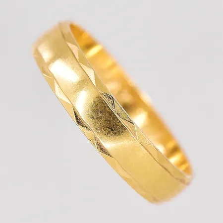 Ring mönstrad, stl 17¼, graverad, 18K Vikt: 2,4 g