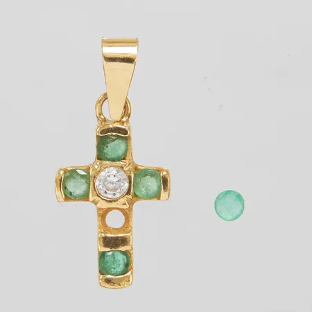 Hänge kors med smaragder samt vit sten, 20x9,2mm, hängögla klämd på baksidan, en smaragd är lös samt några smaragder med små skador, 18K Vikt: 0,9 g
