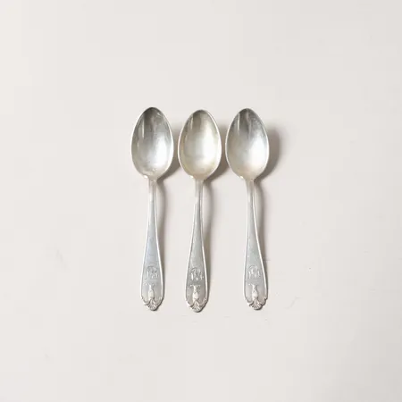 Tre moccaskedar, modell Vasa, längd 11cm, slitage, gravyr, 830/1000 silver. Vikt: 33,8 g