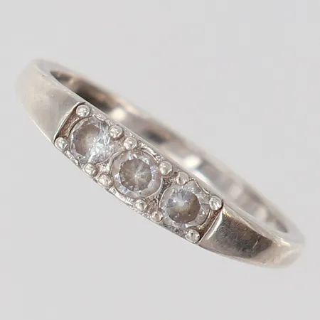 Ring med vita stenar, stl: 16½, bredd 1,5-3,5mm, Silver 925/1000.  Vikt: 1,7 g