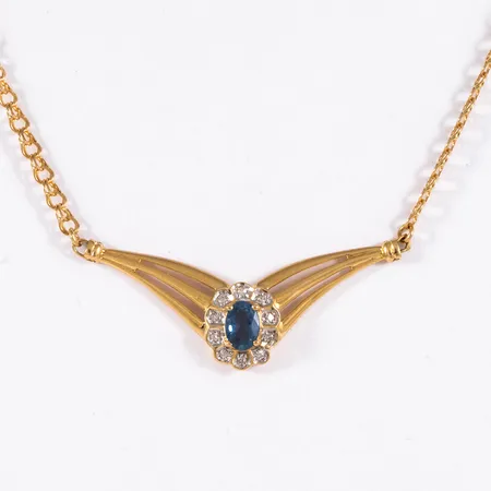 Colliér i 18K guld med carmosédekor fram. En blå sten 6 x 4 mm (sannolikt syntetisk safir) och 10 x c:a 0,005ct 8/8 slipade diamanter. Det är 43 cm långt, 3 - 11 mm brett och väger 6,6g. Springring.