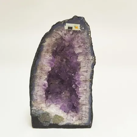 Ametistgrotta, höjd: 24cm, 5,2kg, några sprickor, kantstött med något lös flisa Specialfrakt, kontakta pantbankskontoret för mer information.