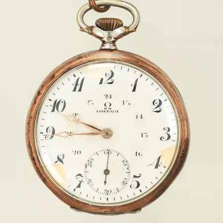 Fickur Omega Ø 49mm, silver i boett, går ej, defekt urtavla, monogram, klockkedja, Silver 800/1000, 88,3g bruttovikt 